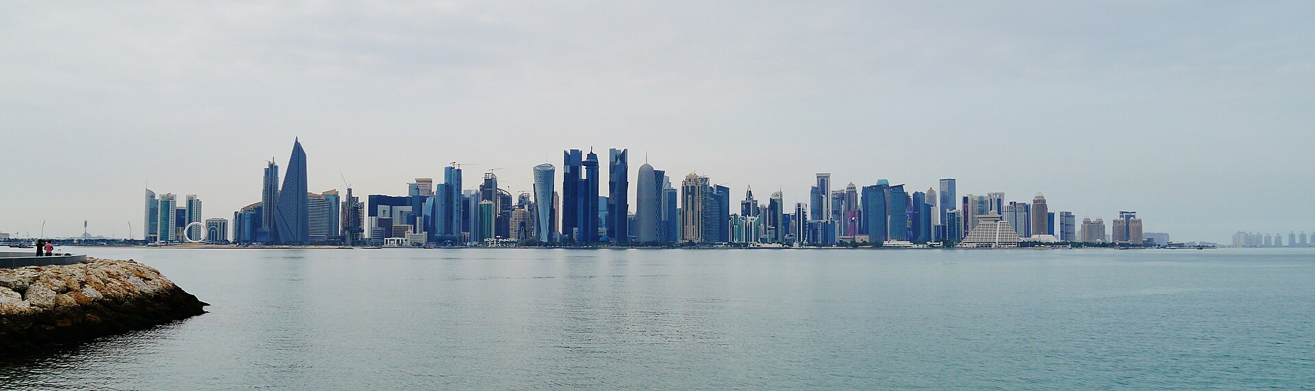 Doha (DOH) — bandara internasional, photo via Wikimedia Commons (media-list scan)