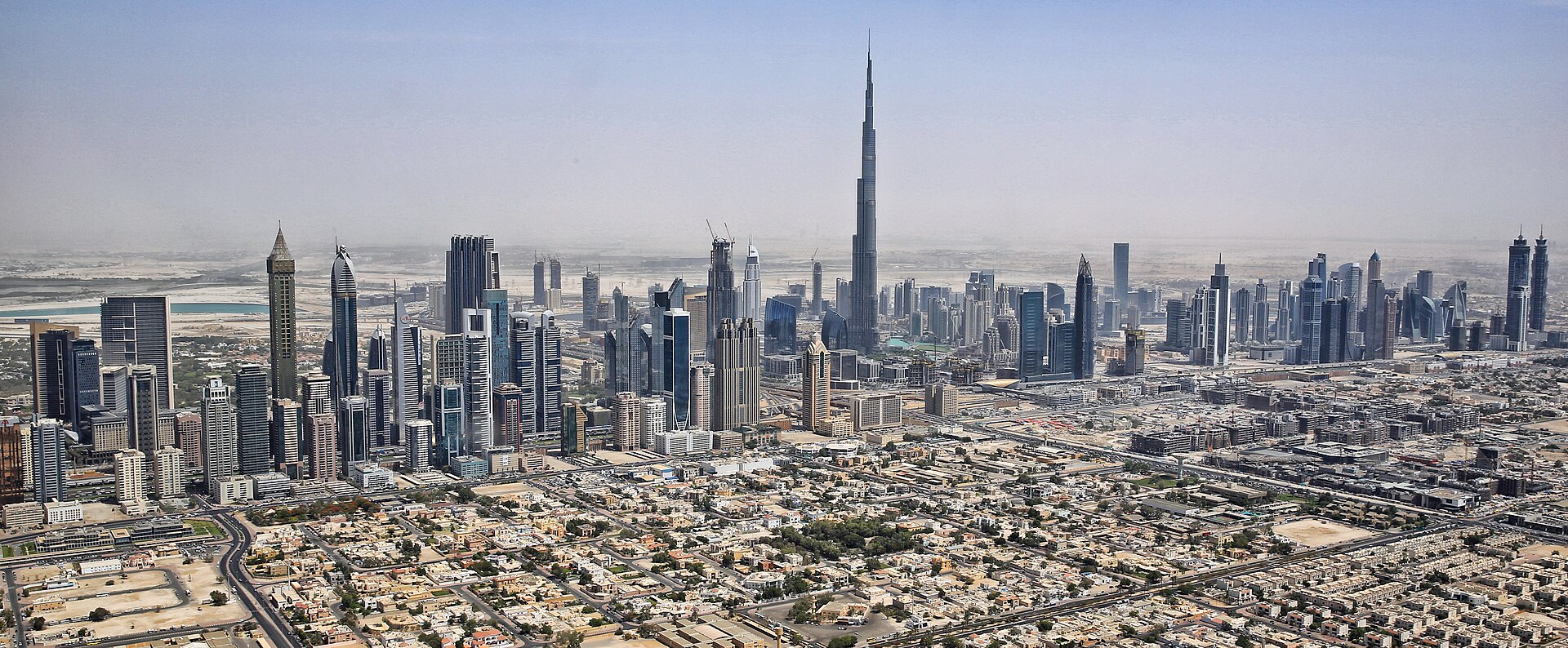 Dubai (DXB) — bandara internasional, photo via Wikimedia Commons (media-list scan)