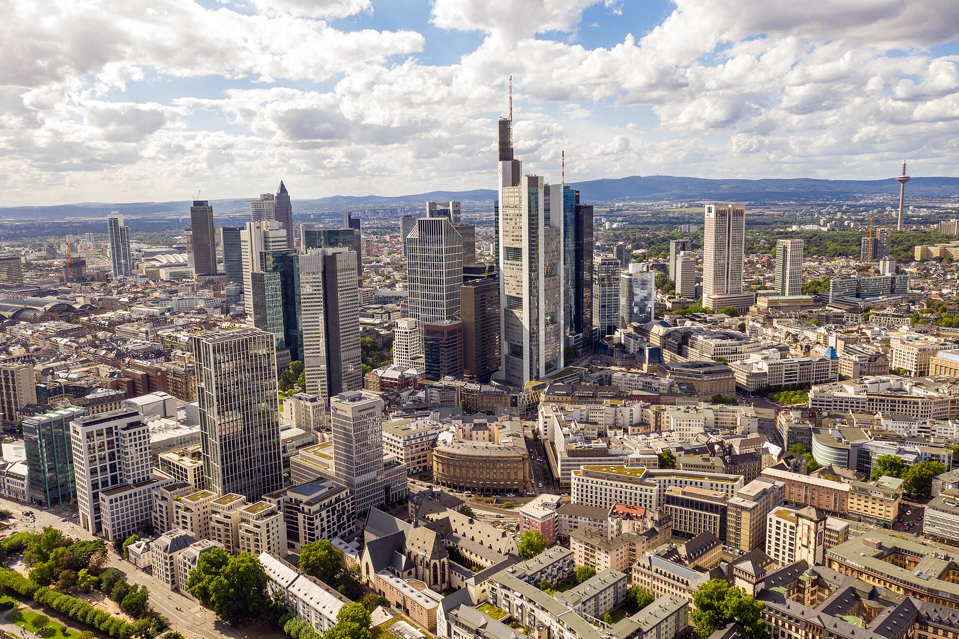 Frankfurt am Main (FRA) — bandara internasional, photo via Wikimedia Commons (Wikipedia summary)