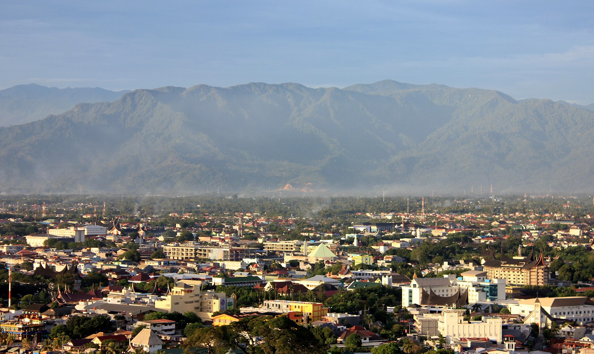 Padang (PDG) — bandara internasional, photo via Wikimedia Commons (Wikipedia skyline article)